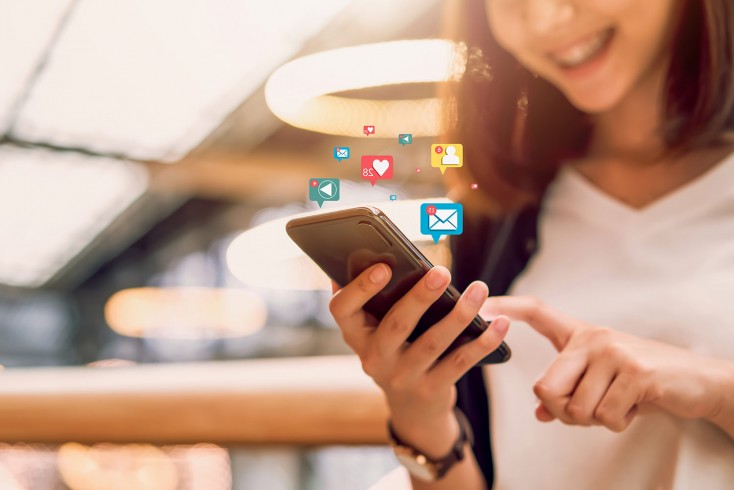 Pourquoi les réseaux sociaux contribuent aux trahisons en ligne et la cyberinfidelité ?